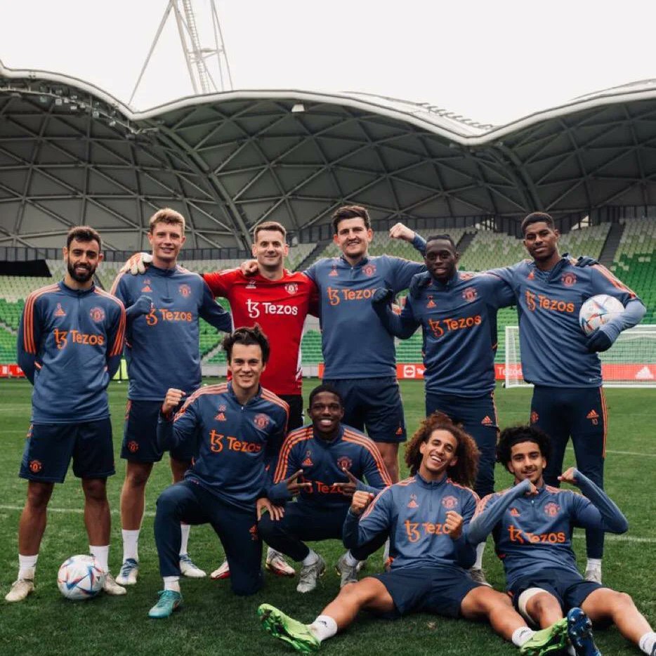 indoredarmy_bkn's tweet photo. Resmi : Dokumen ditandatangani antara Ajax dan Manchester United: kesepakatan selesai untuk Lisandro Martínez dengan status permanen. Biaya €55 juta dengan add-on, kesepakatan hingga Juni 2027. @fabriziorom 

#mufc #wuthmanunitedwehavefamily #indoredarmy #indoredarmybangkalan https://t.co/yu6zaSPn0i
