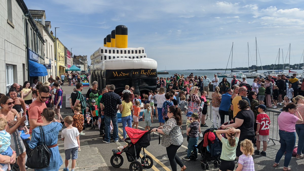 ferryfm's tweet photo. Sunday fun at the shore, with #ferryfm live from there until 5pm, come along and say "hello" ๐ป https://t.co/maVOGNm2Ff