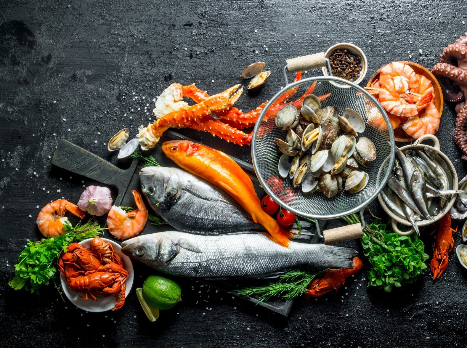 Морепродукты на черном фоне