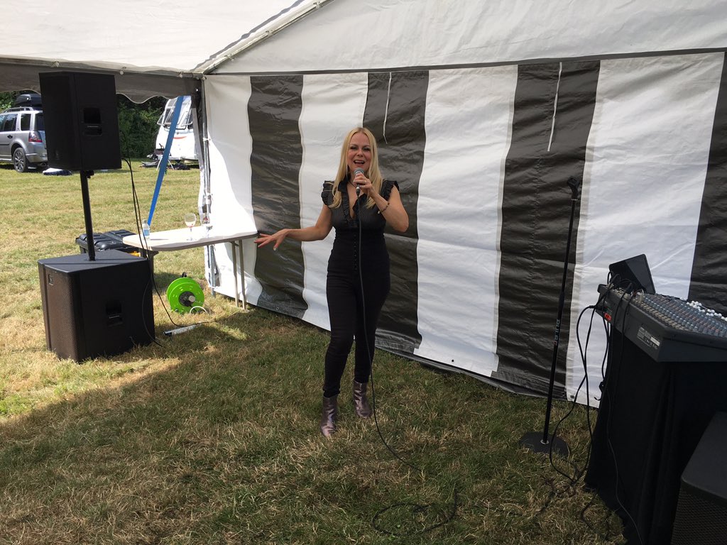 JoannaJJames's tweet photo. Enjoyed performing at two wonderful venues yesterday; outdoor at Brooklands Farm, Evesham (Worcestershire) in the afternoon, and Wootton Hall (near Stratford-upon-Avon) in the evening. 🙂🎵🎶 https://t.co/sFujA1DuNC