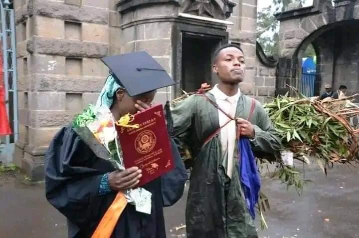 Abdi_Kismaayo's tweet photo. Si uu u muujiyo duruuftii iyo xaaladii adkeyd ee ay hooyadiisa ku soo korisay waxna kusoo bartay ayuu maalinkii qalinjebintiisa xaabo iyo geedo madaxa soo saartay halka hooyadiisna uu u xiray dharkii farxada, wiilkan dhalinyarada ah ayaa ka aflaxay jaamacada Adis Ababa, Itoobiya. https://t.co/bV1DRhfmNn