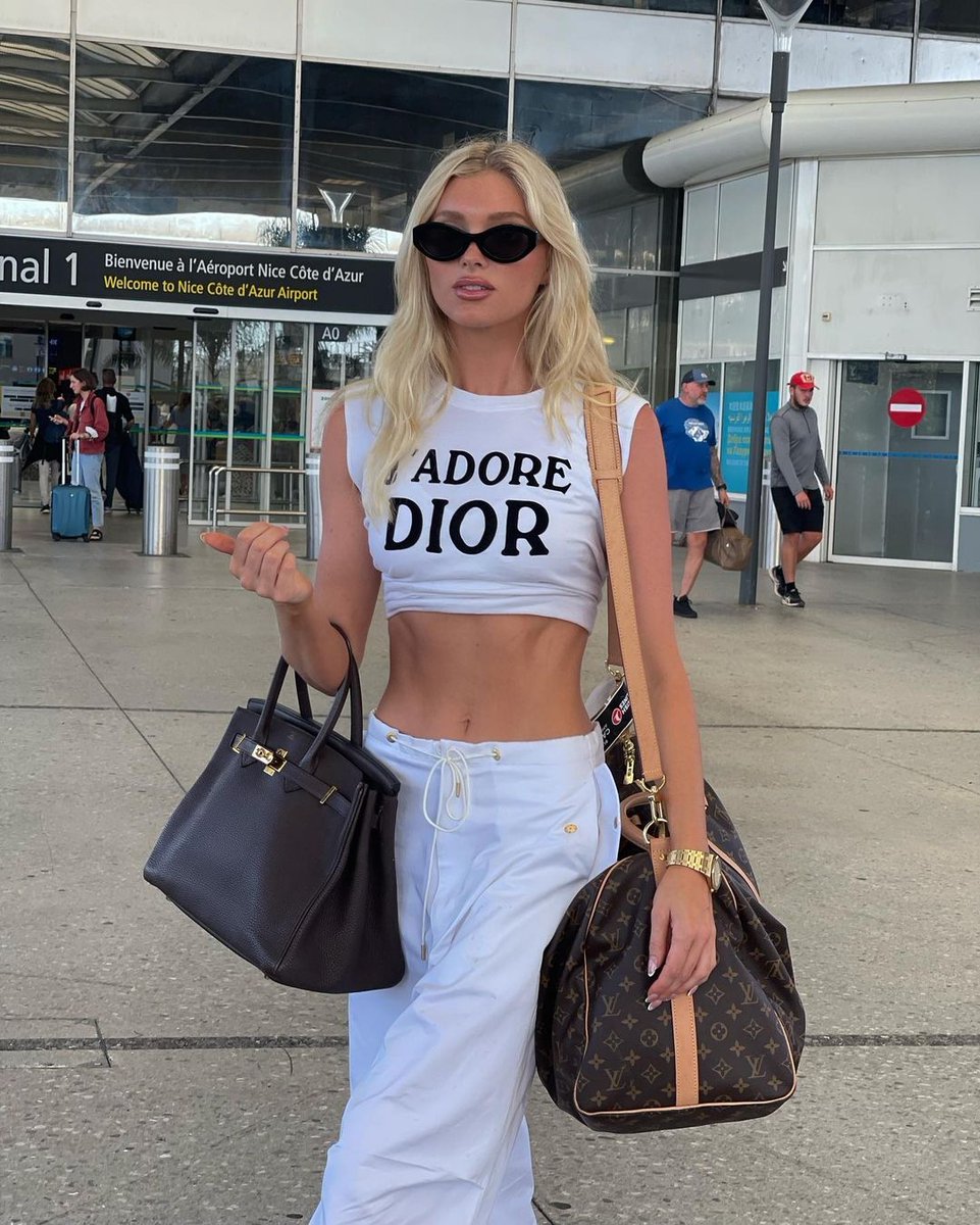 TheCloosCorp's tweet photo. We love this travel outfit by @Hoskelsa - And our Elsa X Cloos is the perfect match🕶️
#CloosCommunity
#CloosxElsa
#ChooseCloos https://t.co/ySc21kwMXN