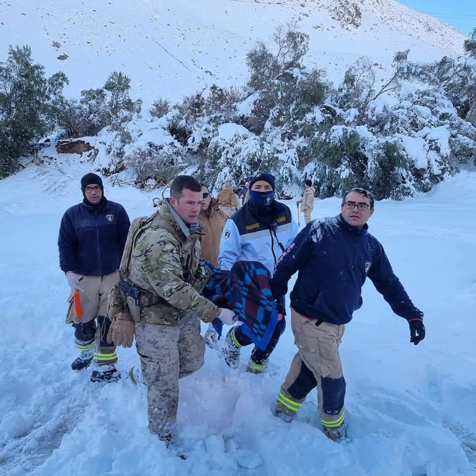 Ejercito_Chile's tweet photo. Nuestros efectivos del Regimiento°23 "Copiapó", ayudaron a la evacuación de un adulto mayor  desde la localidad de Malaguin en #AltodelCarmen, por  encontrarse con  hipotermia, logrando ser estabilizado en un centro sanitario.#EjércitoEnAcción https://t.co/GQkcHQhiyE