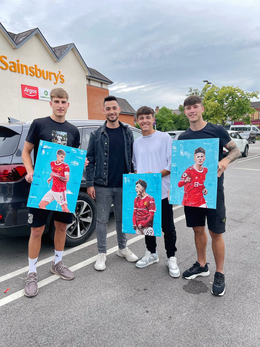 Absolutely top guys! Thanks for meeting to collect the portraits 🎨❤️

@rhysbennett66 @MarcJurado7 @CharlieMcNeil17  

Follow to see who I’m painting next … 🇦🇷 👀 

#mufc #ManchesterUnited #ggmu #unitedfanart #ManUnited #football