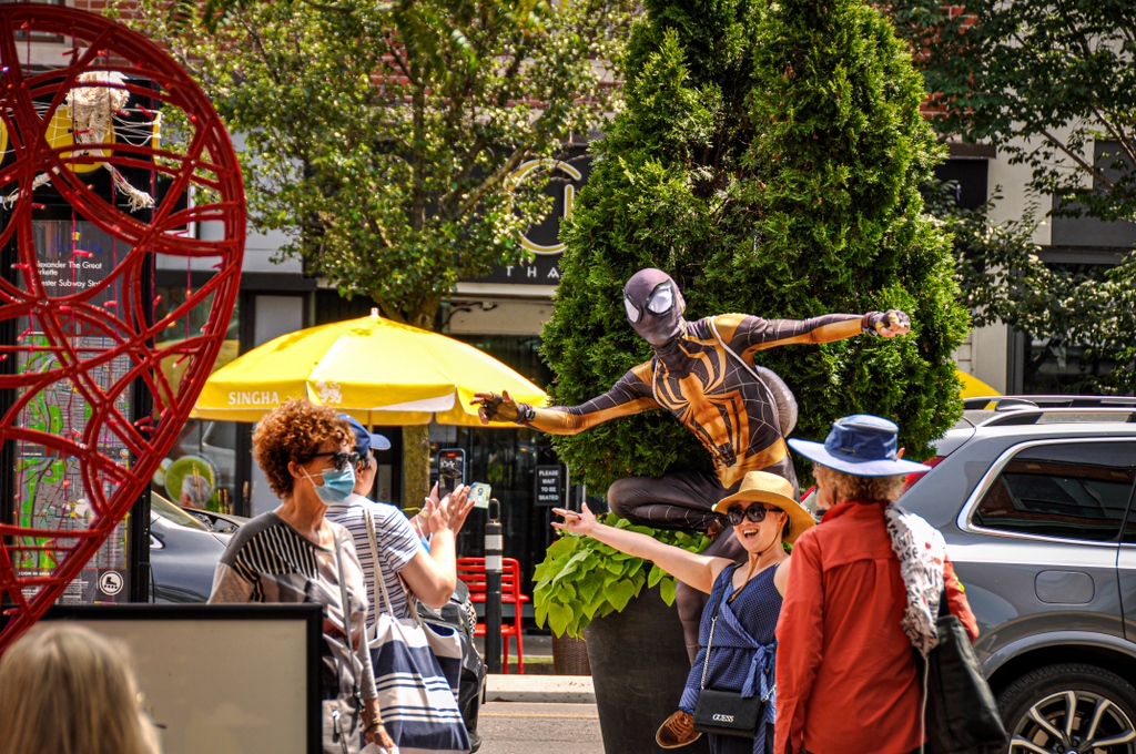 BroadviewDanBIA's tweet photo. Your friendly neighbourhood Spiderman popped by #BroadviewDanforth recently. We caught him here by the #CarrotCommon. Have any of you spotted him recently?

Tag us if you’ve seen him here too 😁 🕷🕸

👁 @p3t3rparkour

#peterparkour #torontospiderman #torontospidermansightings https://t.co/rTiSS4M5ef