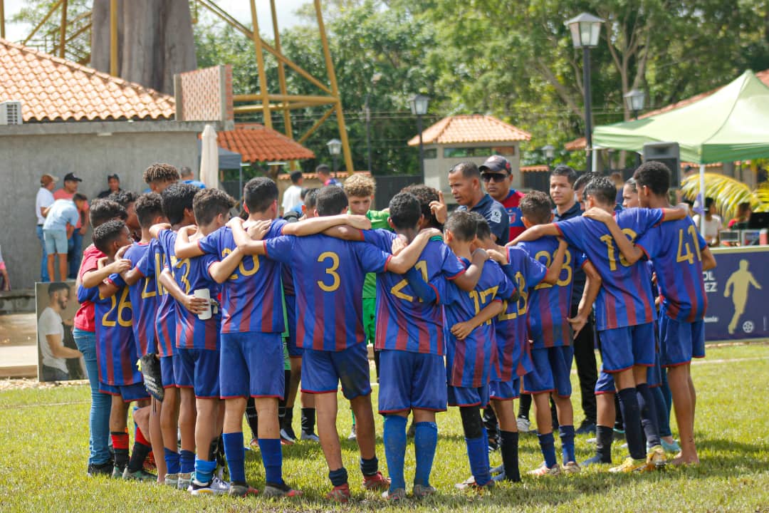 LaAcademiaMSC's tweet photo. #TorneoSemillerosDeCampeones | #Sub13
¡EN LA FINAL! 🤩
Con una buena victoria los guerreros azulgranas disputarán la definición de la Copa Aluminios Pipo 💪🏻🏆
#MonagasSC 4-0 #AFIClemant
⚽ Rommel Medrano 13' y 39'
⚽ José Gil 25'
⚽ Andrés Bontemps 54'
#OrgulloAzulgrana 🔵🔴 https://t.co/EcqbOmN5qQ