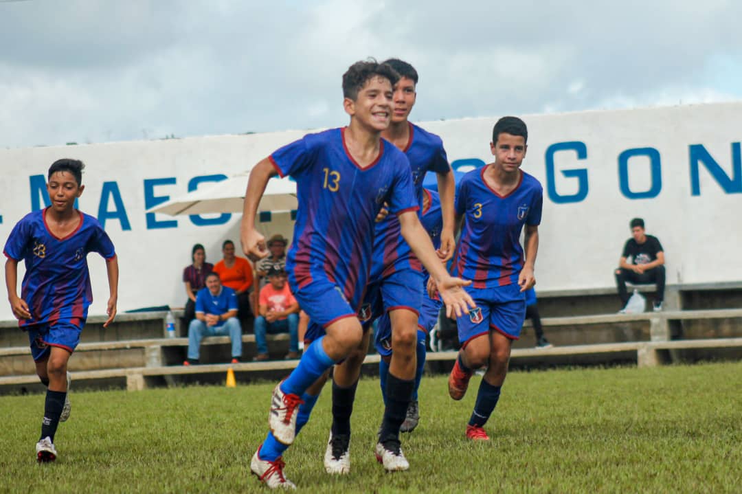LaAcademiaMSC's tweet photo. #TorneoSemillerosDeCampeones | #Sub13
¡EN LA FINAL! 🤩
Con una buena victoria los guerreros azulgranas disputarán la definición de la Copa Aluminios Pipo 💪🏻🏆
#MonagasSC 4-0 #AFIClemant
⚽ Rommel Medrano 13' y 39'
⚽ José Gil 25'
⚽ Andrés Bontemps 54'
#OrgulloAzulgrana 🔵🔴 https://t.co/EcqbOmN5qQ