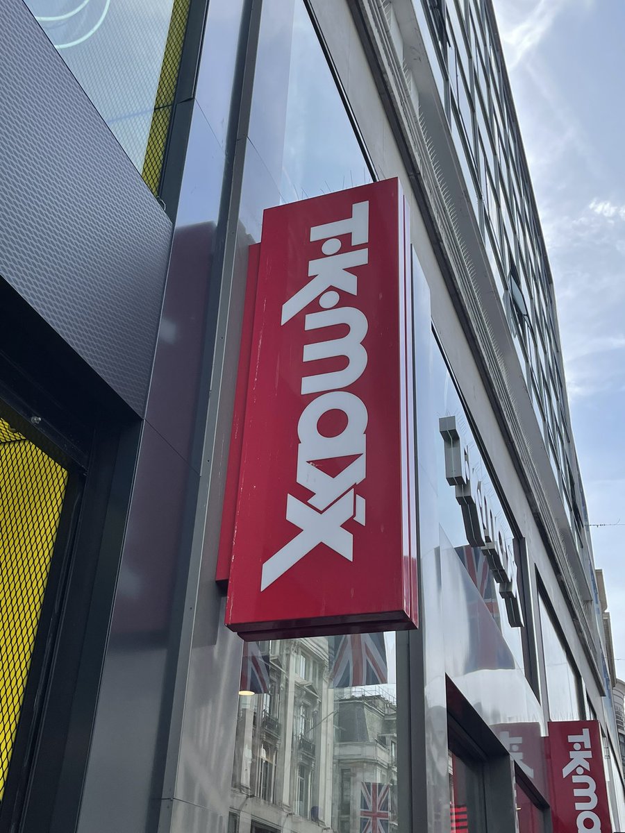 MatthewFC's tweet photo. Spotted on the streets of #London - too bad @michcoll isn’t here right now - or I would have bought her a belated birthday gift!! #MichHeads @TKMaxx_UK https://t.co/F3NqDgEFsN