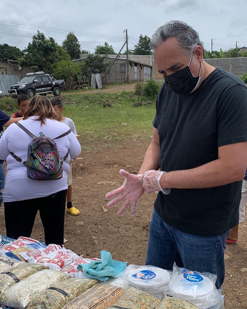 UlloaMoi's tweet photo. Este sábado acompaña mos a la iglesia #PanDeDios y #FeedTheHungry para conocer de su operación para alimentar con su comedor móvil a diferentes sectores comunitarios. Comprometidos en apoyarlos desde el despacho de @SalvaPresidente https://t.co/qMFutGaJ3K