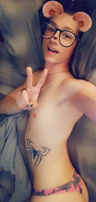 2 pic. Good morning twitter!  Hope everyone has an amazing day! ???? UwU https://t.co/eA3riNsfMD