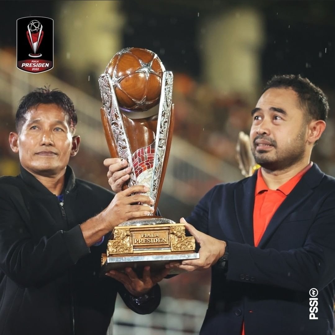 Daftar juara Piala Presiden sepanjang sejarah :

2015 - Persib Bandung
2017 - Arema FC
2018 - Persija Jakarta
2019 - Arema FC
2022 - Arema FC 🆕

Mau jadi apa Indonesia tanpa Arema.. 🦁🔵