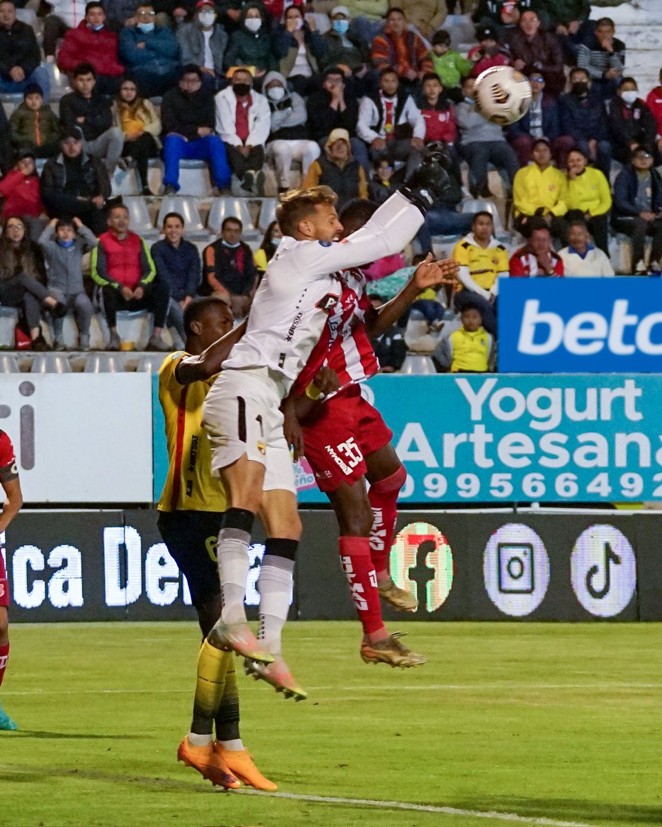 BarcelonaSC's tweet photo. JAVIER BURRAI, así, con mayúsculas 🧤⚽ https://t.co/G7Bfw4fG1W