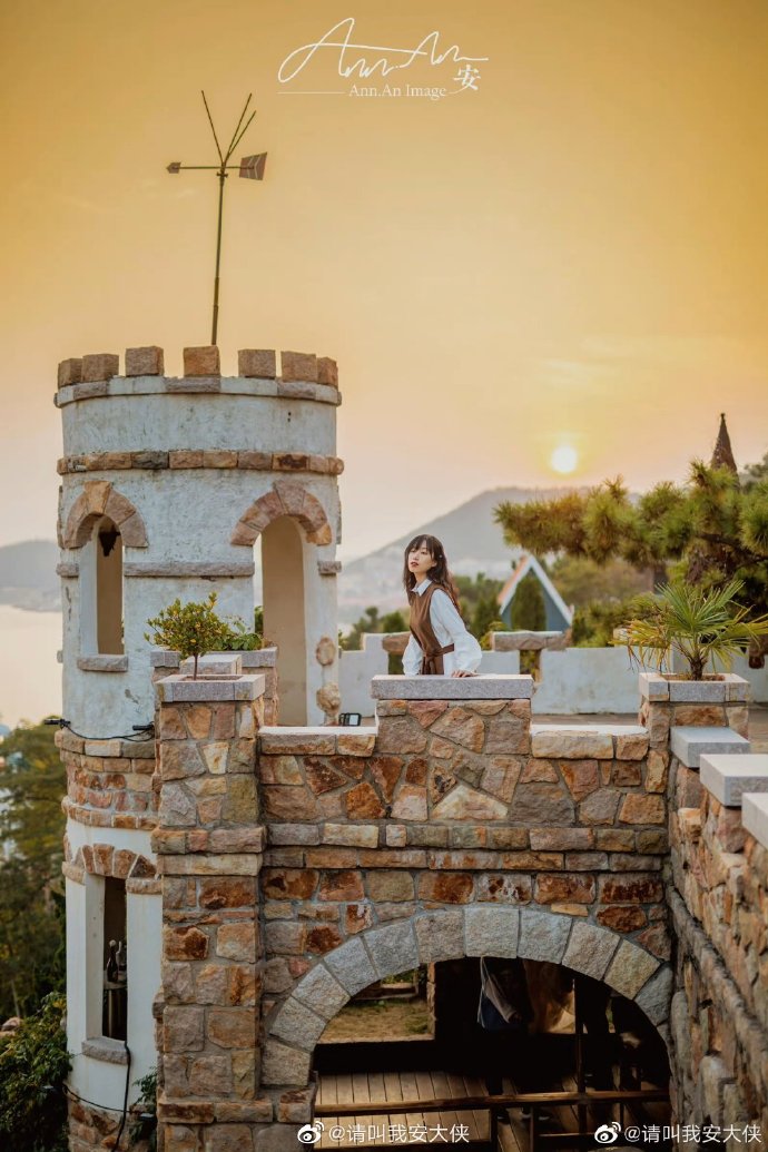 VisitQingdao's tweet photo. In Qingdao, there is a life attitude called the most beautiful encounter by the sea, in the most beautiful sunset, in the most beautiful coast, in the corner cafe... The summer sun is so bright, waiting for you to arrive as promised. Photo courtesy of @please call me Ann https://t.co/6axyJLQaFi