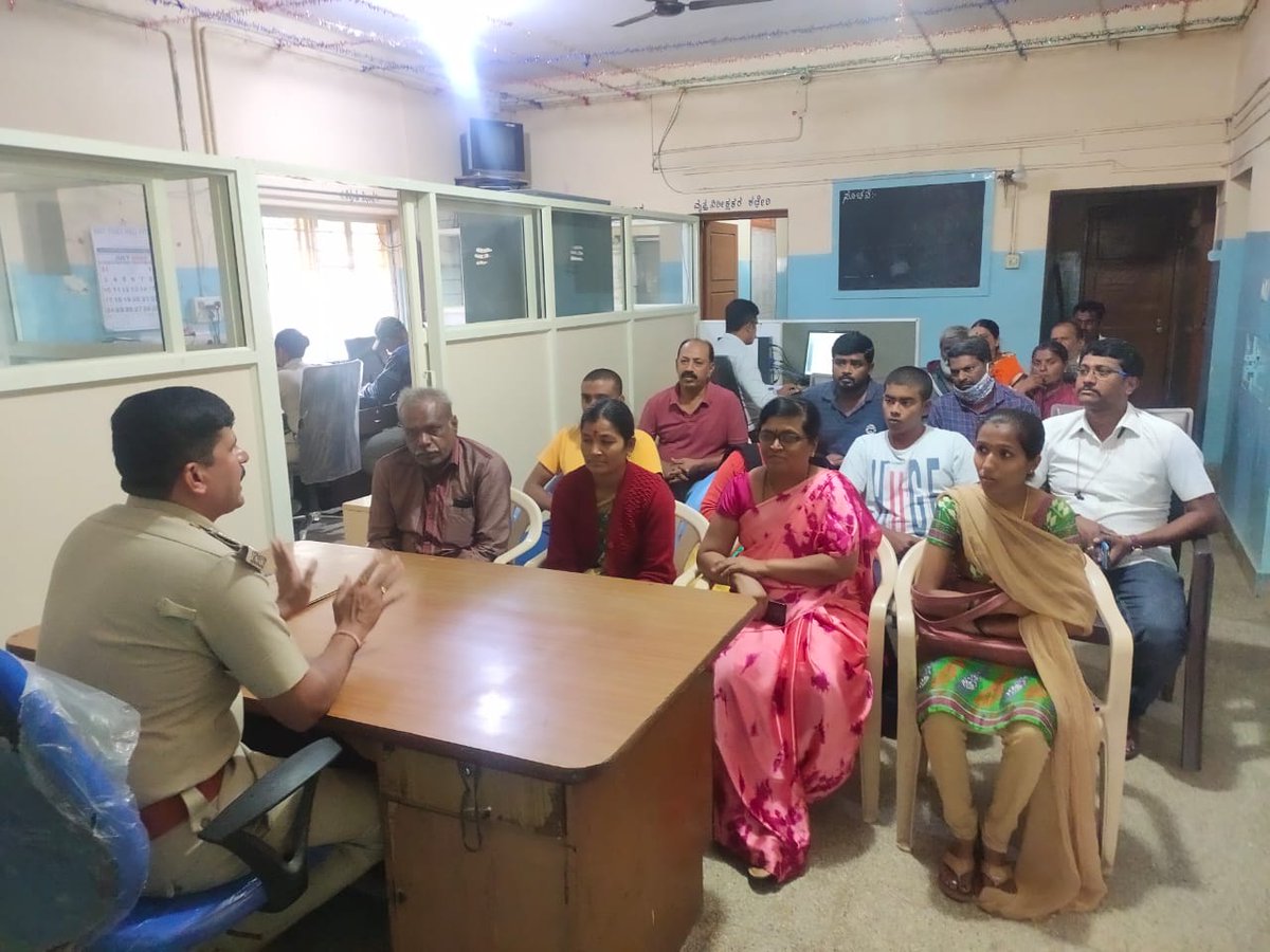 bngdistpol's tweet photo. ನೊಂದವರ ದಿನಾಚರಣೆ: 
ಈ ದಿನ ಬೆಂಗಳೂರು ಜಿಲ್ಲೆಯ ಎಲ್ಲಾ ಪೊಲೀಸ್ ಠಾಣೆಗಳಲ್ಲಿ ನೊಂದವರ ಸಭೆ ನಡೆಸಿ, ಅವರುಗಳ ಅವಹಲುಗಳನ್ನು ಸ್ವೀಕರಿಸಿ, ನೊಂದವರ ದಿನಾಚರಣೆಯನ್ನು ಆಚರಿಸಲಾಯಿತು.
@DgpKarnataka  @alokkumar6994 
@IgpRange
@Dbpuratownps 
@NelamangalaP @Madanayakanaha1 @SuryanagaraS https://t.co/t95uT41b9h