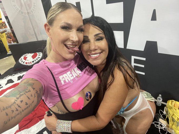 So happy I got to hang out with so many great people. @queenroguexxx1 @FREAKMobMedia @AshlynPeaks  @willowryder<a href="/tag/ashlynpeaks"class="tags"><span>#ashlynpeaks</span></a>