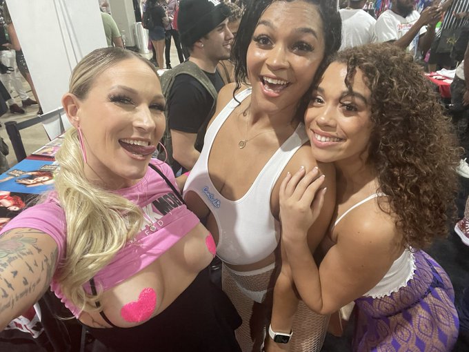So happy I got to hang out with so many great people. @queenroguexxx1 @FREAKMobMedia @AshlynPeaks  @willowryder<a href="/tag/ashlynpeaks"class="tags"><span>#ashlynpeaks</span></a>