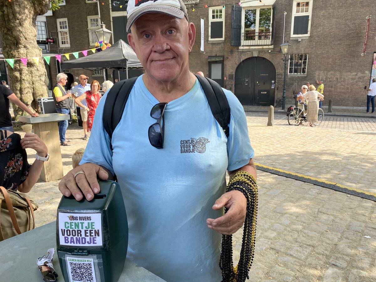 Thijs Blom (@thijsblom) on Twitter photo Zo, het is gelukt. Geweten is gesust… <a href="/BigRiversDordt/">Big Rivers Festival</a> #CentjeVoorEenBandje En weer twee kettinkjes erbij Zo, het is gelukt. Geweten is gesust… <a href="/BigRiversDordt/">Big Rivers Festival</a> #CentjeVoorEenBandje En weer twee kettinkjes erbij