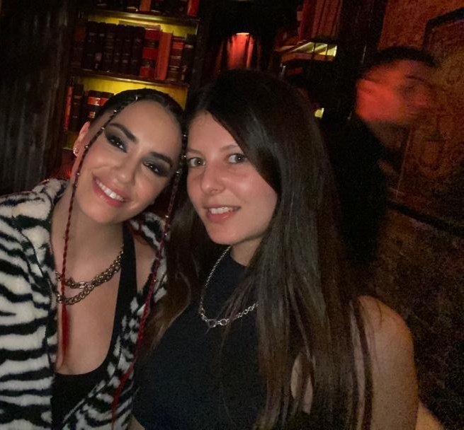 Ayer la vimos a lali en un bar y le pedimos una foto (divina MAL) mi novio la sacó super oscura y lali le tiro "tírate un flah" jajaja y a la salida saludo na te amo lali <a href="/lalioficial/">Lali</a>