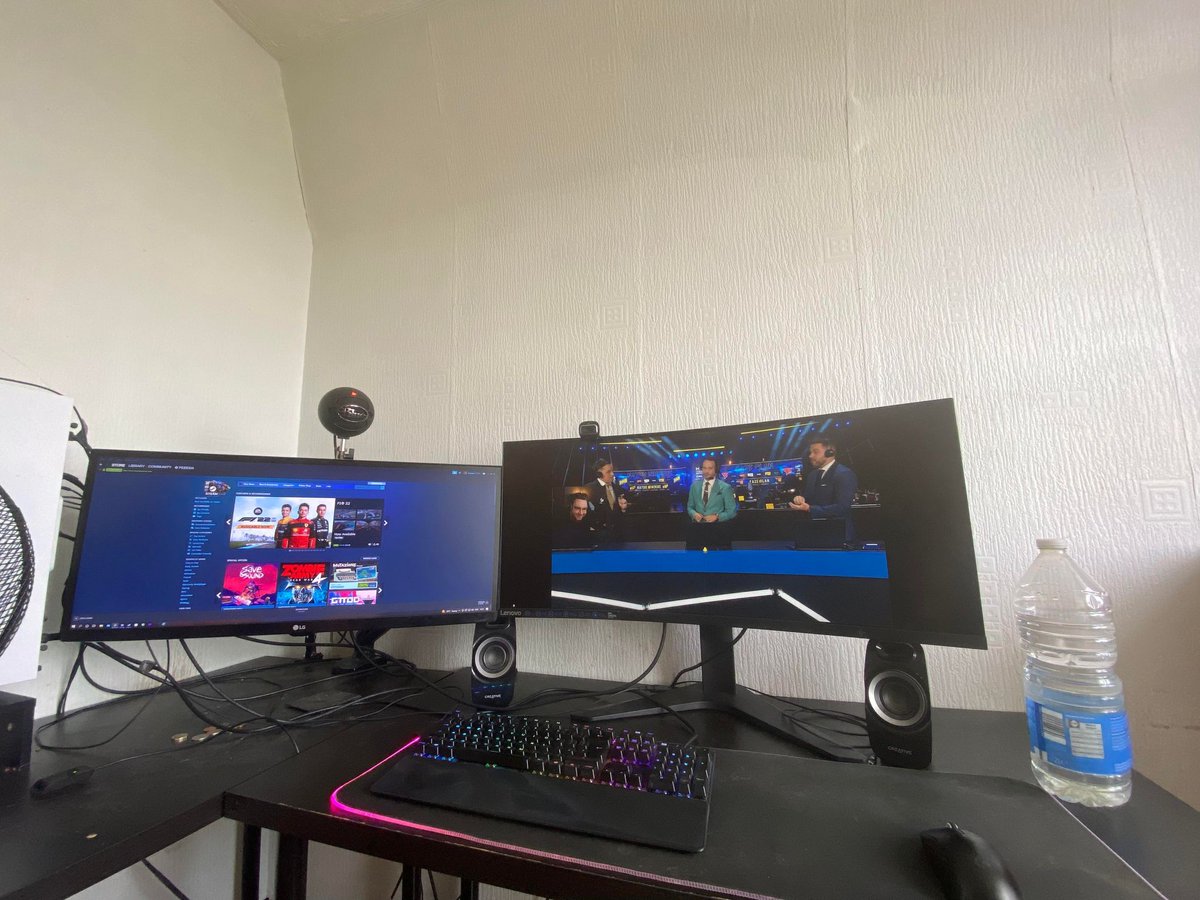 Peeeda1's tweet photo. @ohnePixel Excuse the wire mess, had to move my setup yesterday due to a water leak from the ceiling https://t.co/fhErDaqpFf