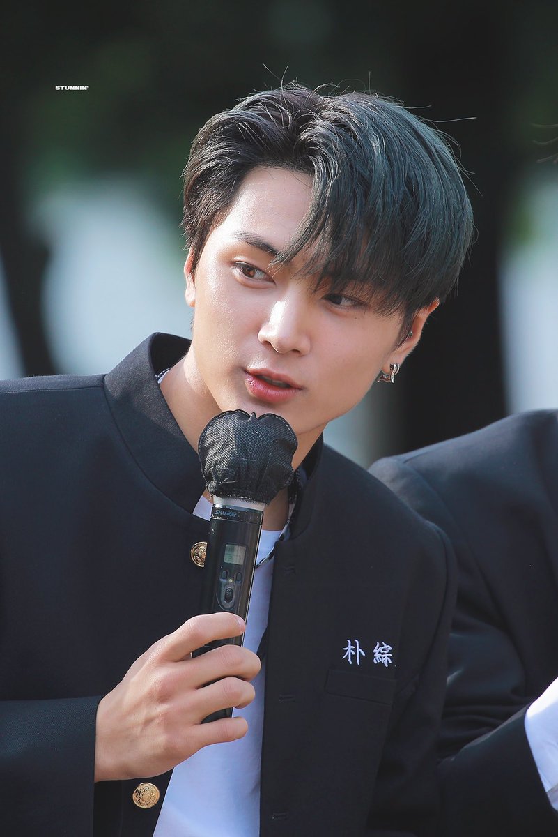 연반 젱양
연습생이어서 염색 ok라 멀리서봐도 튀는 그 형 반 찾으러 고삼 복도에 기웃기웃거리는 고1 쫑
종 쳤는데도 못 찾았다고 슬금슬금 돌아다니다가 선생님한테 귀 잡혀서 몇 반인데 아직도 안 들어갔냐 잔소리 폭탄 들을 때 딱 양군이랑 눈 마주쳐서 푸쉬시.. 효과음 들릴 정도로 얼굴 개빨개짐