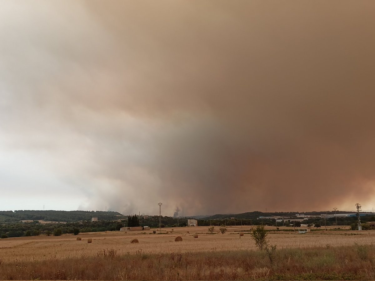 santiand's tweet photo. Avança mooolt ràpid cap a l'Est 
#IFPontVilomara 
Des de #Cabrianes #Sallent #Bages 
Mireu les dues imatges. https://t.co/tBYQztmpa0
