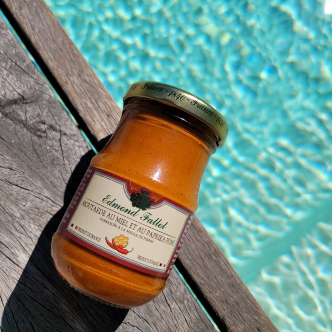 Avec cet été caniculaire, la jolie couleur orange de notre Moutarde au Miel et Paprika fumé Pimentón de la Vera AOP contraste bien avec le bleu azur de l'eau !
Idéale pour vos barbecues &amp; salades😋 ; elle sera sans aucun doute la star de vos recettes estivales ! 🍯🌶