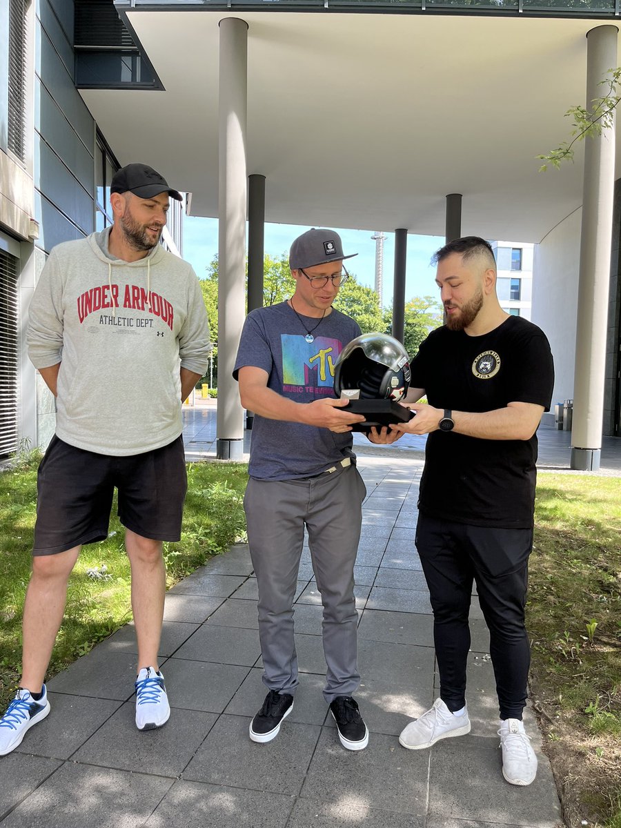 BIGCLANgg's tweet photo. Werbung
Im Rahmen der #IEM Cologne haben sich @ChristianLenz und @gobelante mit @AdrianSchunke zum #TopGunMaverick Meet and Greet getroffen und feierlich den Requisiten-Helm übergeben! https://t.co/6LPXNPkcZP