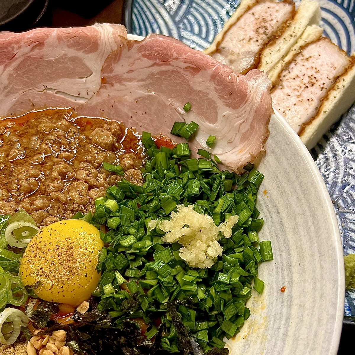 🥢을지로 부타이🥢

올릴 생각 없었어서 포카샷도 안찍엇는데 한 입 먹고 감동의 쓰나미 몰려옴...
마제소바는 매운맛 보통맛 다 맛잇으니까 둘 다 드셔보세요😵
글고 가츠산도 레전드 미친놈(❤️)...😻

#서호야_호호불어먹어
#건학아_이거만먹고_운동할게