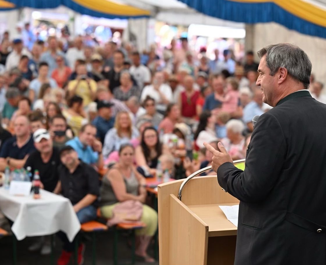 Markus_Soeder's tweet photo. Unterwegs im Land: Toller Festumzug 1250 Jahre #Nüdlingen in #Unterfranken. Die Seele Bayerns ist der ländliche Raum. Wir stehen an der Seite unserer Kommunen. Das war ein Feiertag des Ehrenamts. Danke für das Engagement und die super Stimmung. Mit @DoroBaer und @_SandroKirchner https://t.co/Qla9wloDVN