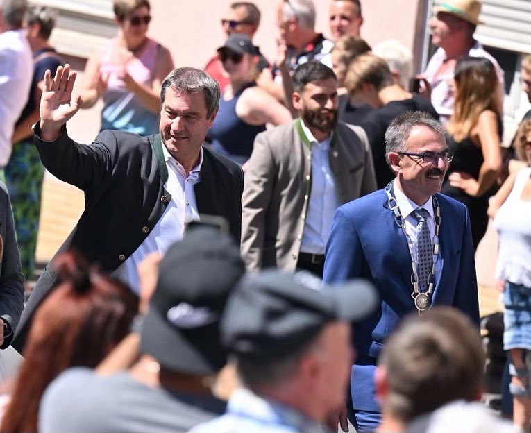Markus_Soeder's tweet photo. Unterwegs im Land: Toller Festumzug 1250 Jahre #Nüdlingen in #Unterfranken. Die Seele Bayerns ist der ländliche Raum. Wir stehen an der Seite unserer Kommunen. Das war ein Feiertag des Ehrenamts. Danke für das Engagement und die super Stimmung. Mit @DoroBaer und @_SandroKirchner https://t.co/Qla9wloDVN