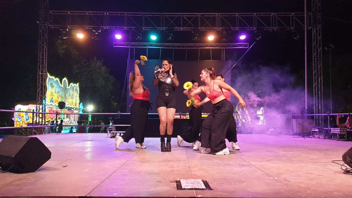 rualca59's tweet photo. Gracias y mil veces gracias por regalarnos estos🎶🎶🎶 Conciertos llenos de fuerza, energia, elegancia, ,magia, música. Eres un pedazo de ARTISTA❤👍⚘⚘⚘ @RosaLopez  #ValencinadelaConcepcion https://t.co/RUZpBWYspi