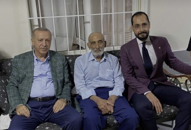 Önceki dönem Belediye başkanlığı ve milletvekilliği yapmış komşumuz ağabeyimiz üzerimizde emeği bulunan Ali Sezal abim hakkın rahmetine kavuşmuştur mekanı cennet olsun inşallah.