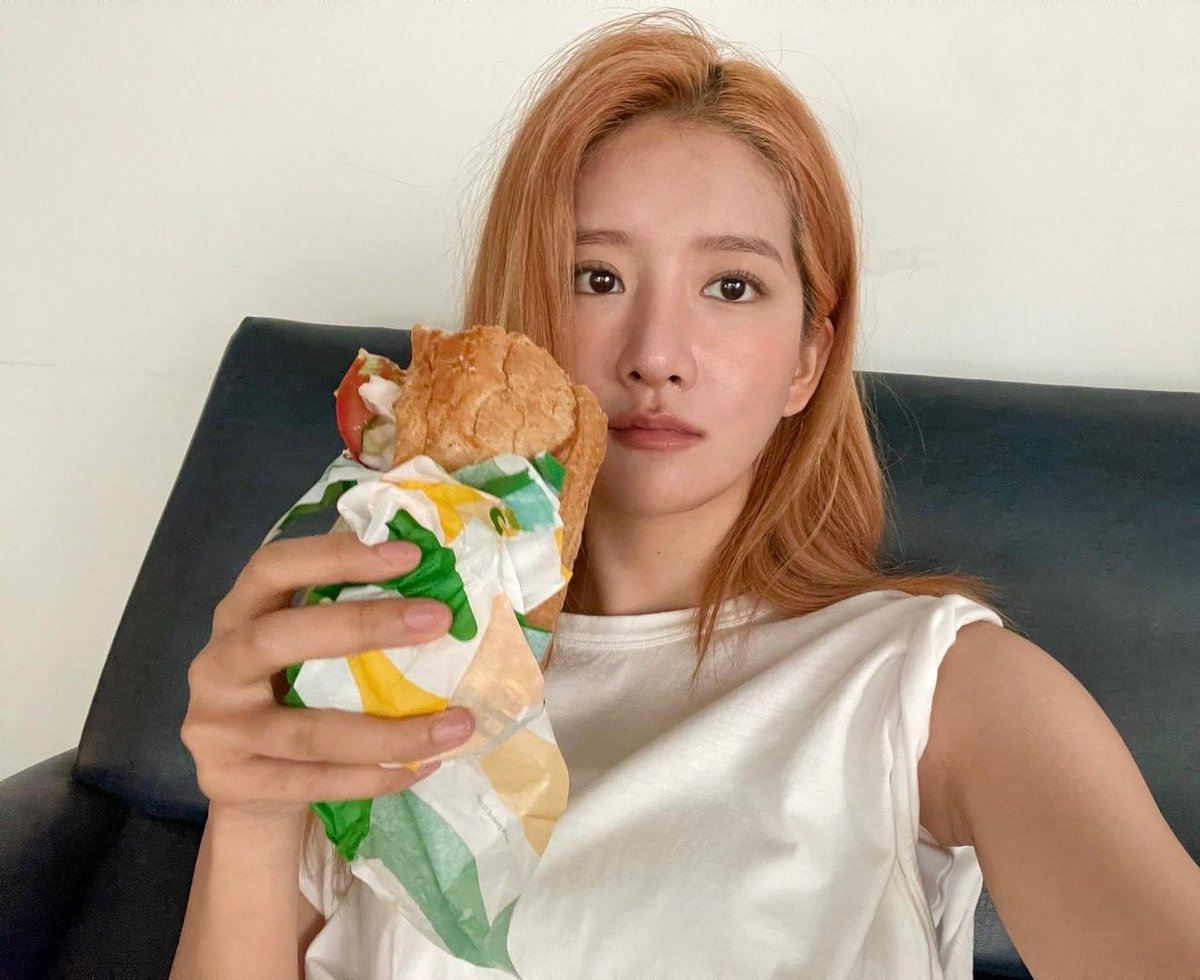 exyjungso's tweet photo. Mensaje para Yoo 🧡

📲: ( imagen )
📲: No me avisaste de que decolorarse ocupaba tanto tiempo, casi muero del hambre 😣

📲: Por cierto, ¿me queda bien? 😊

: @leetaeyxop https://t.co/4ePGFqmEmo
