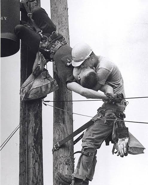 fotograftabugun's tweet photo. 1967 - Amerikalı fotoğrafçı #RoccoMorabite #Pulitzer kazandığı #TheKissofLife isimli fotoğrafını çekti. #FotograftaBugün #todayinphotography #inthisday #17Temmuz #July17 #otd https://t.co/yLYn3mDmzm