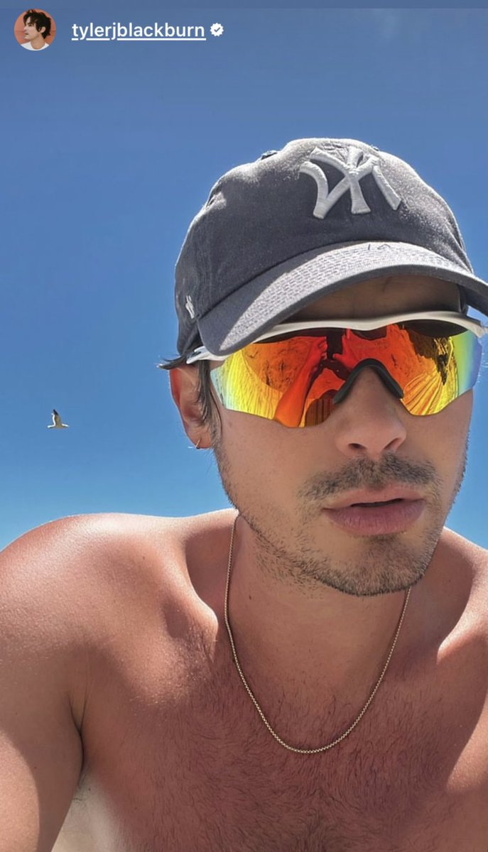zhongman4's tweet photo. Stunning!Jealousy!Your skin is so smooth.@tylerjblackburn https://t.co/ySQrsf0hW9
