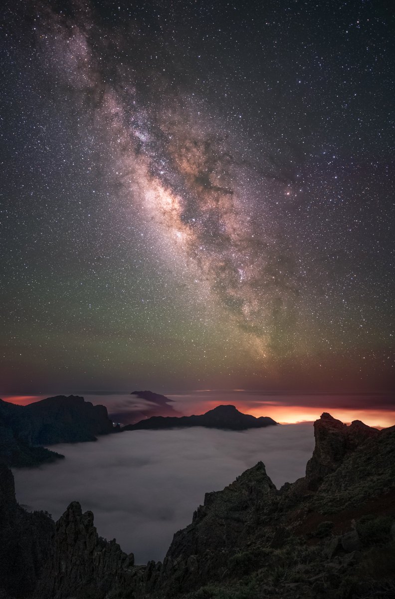 The core of our galaxy standing over the cloud tops of La Palma. Is there anything better than contemplating the universe from the top of an active volcano? 🌋🌌