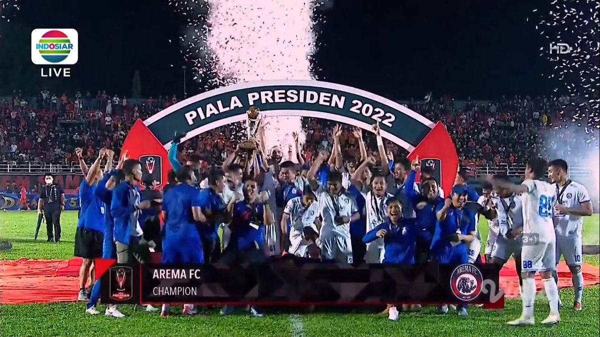 Mau jadi apa, London tanpa Chelsea..
Mau jadi apa, Itali tanpa Juve..
Mau jadi apa, Spanyol tanpa Barca..
Apa kata dunia, Indonesia tanpa Arema..

Pemegang rekor terbanyak gelar juara Piala Presiden!!

A..R..E..M..A
Arema!!