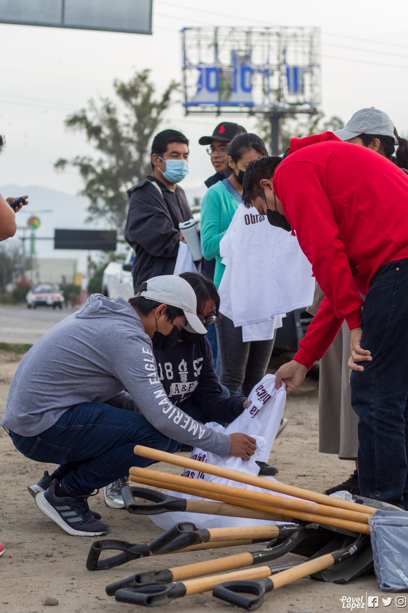pavellopezgomez's tweet photo. Esta mañana llevamos a cabo un segundo #MacroTequio #GuelaguetzaBienestar, seguimos trabajando de lado de ciudadanía y municipios hermanos por el mejoramiento de nuestros espacios.
@MunicipioOaxaca @FMartinezNeri @salomonj @SriaObrasPublic @aoaxacavoy @gsvoax https://t.co/LiSpQ0Yoib
