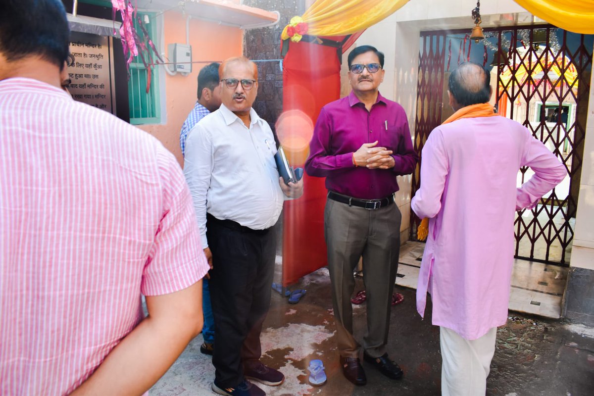 dmbareilly's tweet photo. सोमवार की तैयारी का निरीक्षण किया और प्रसिद्ध मंदिरों के पुजारियों और व्यवस्थापकों से सुरक्षा व्यवस्था पर चर्चा की @CMOfficeUP @UPGovt @ChiefSecyUP @InfoDeptUP https://t.co/f7U0lJwvSP
