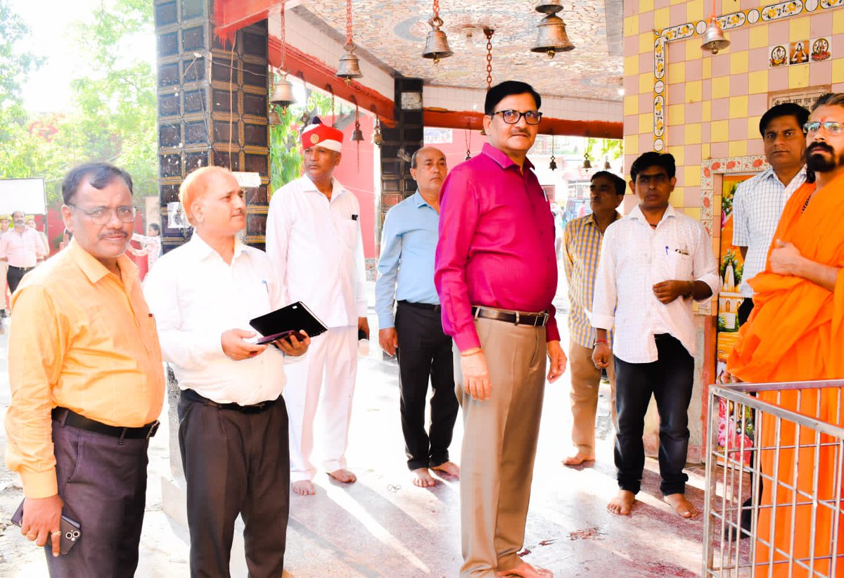 dmbareilly's tweet photo. सोमवार की तैयारी का निरीक्षण किया और प्रसिद्ध मंदिरों के पुजारियों और व्यवस्थापकों से सुरक्षा व्यवस्था पर चर्चा की @CMOfficeUP @UPGovt @ChiefSecyUP @InfoDeptUP https://t.co/f7U0lJwvSP