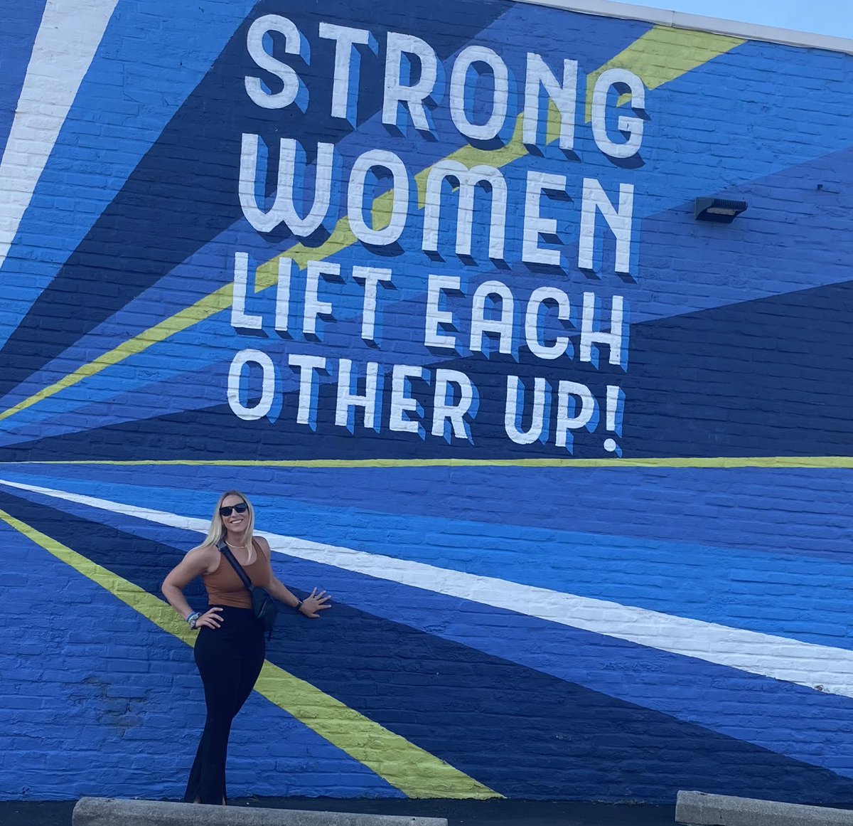 erikajowallace's tweet photo. Reflecting back on the #LEI22 “lights out” 😉 experience from last week! Team awesome was incredible, special shout-out to @karahess11. I cannot wait to see where these strong women go! @WomenLeadersCS https://t.co/nloayM5DCA