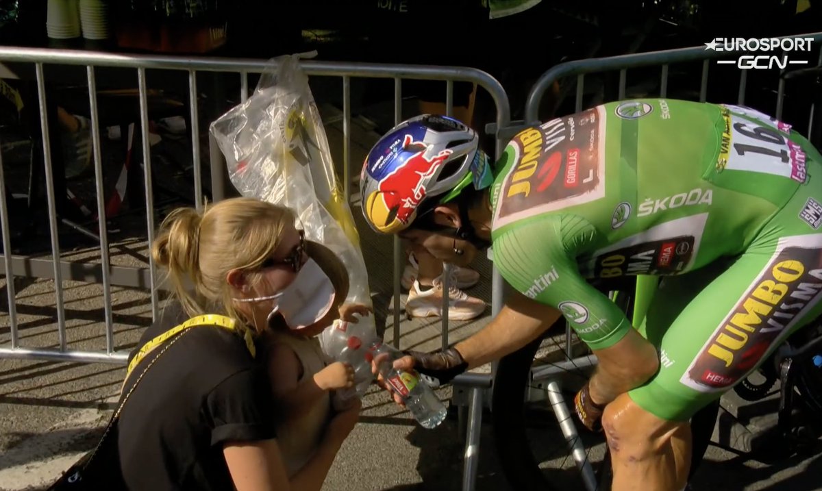 DansLaMusette's tweet photo. Il vient de faire la course sous la canicule, et son premier geste c'est d'hydrater l'enfant. Instinct paternel. #TDF2022 https://t.co/kZfmhfOAUC