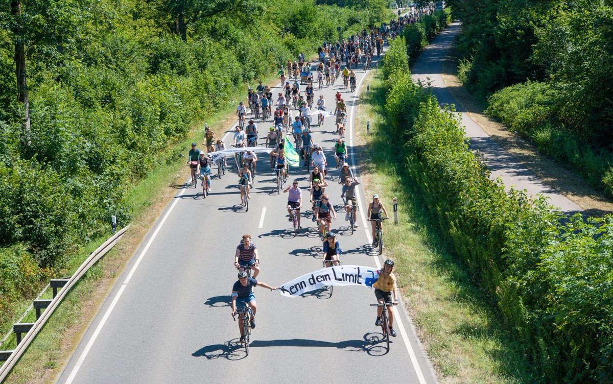 Fahrraddemo von #StudentsForFuture in #freiburg war trotz Hitze recht gut besucht - leider wurde die Streckenführung über die A5 nicht genehmigt... #FridaysForFuture