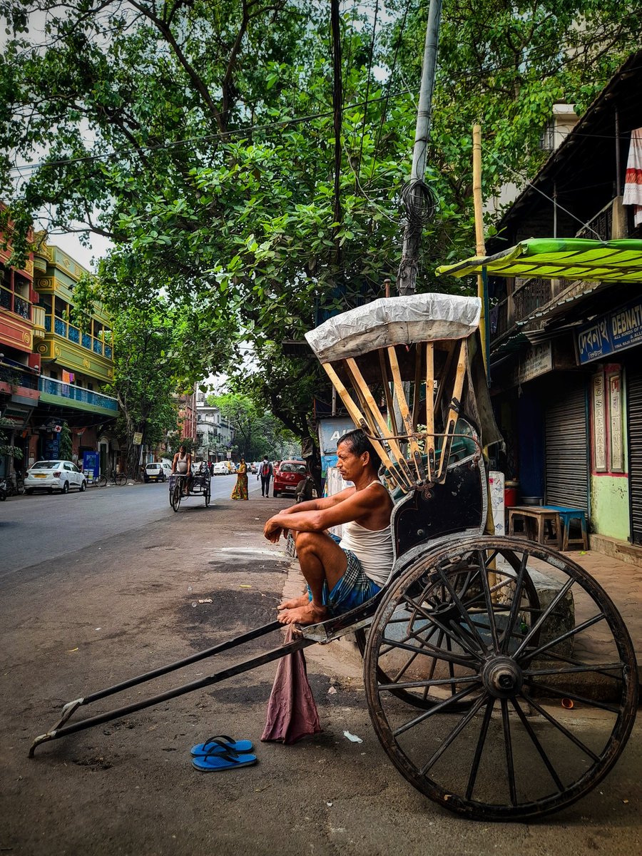 PixelsExplorer's tweet photo. Hand Puller Rickshaw, at Kolkata • Street Photography 💚🖤💚
@Pindle_India 
#rickshaw #handpullrickshaw #northkolkata #ShareWithPindle #HiddenGems #pindleindia #pindle
Pindle post link:
https://t.co/Et0f0kofZI https://t.co/T2ggPC78M1