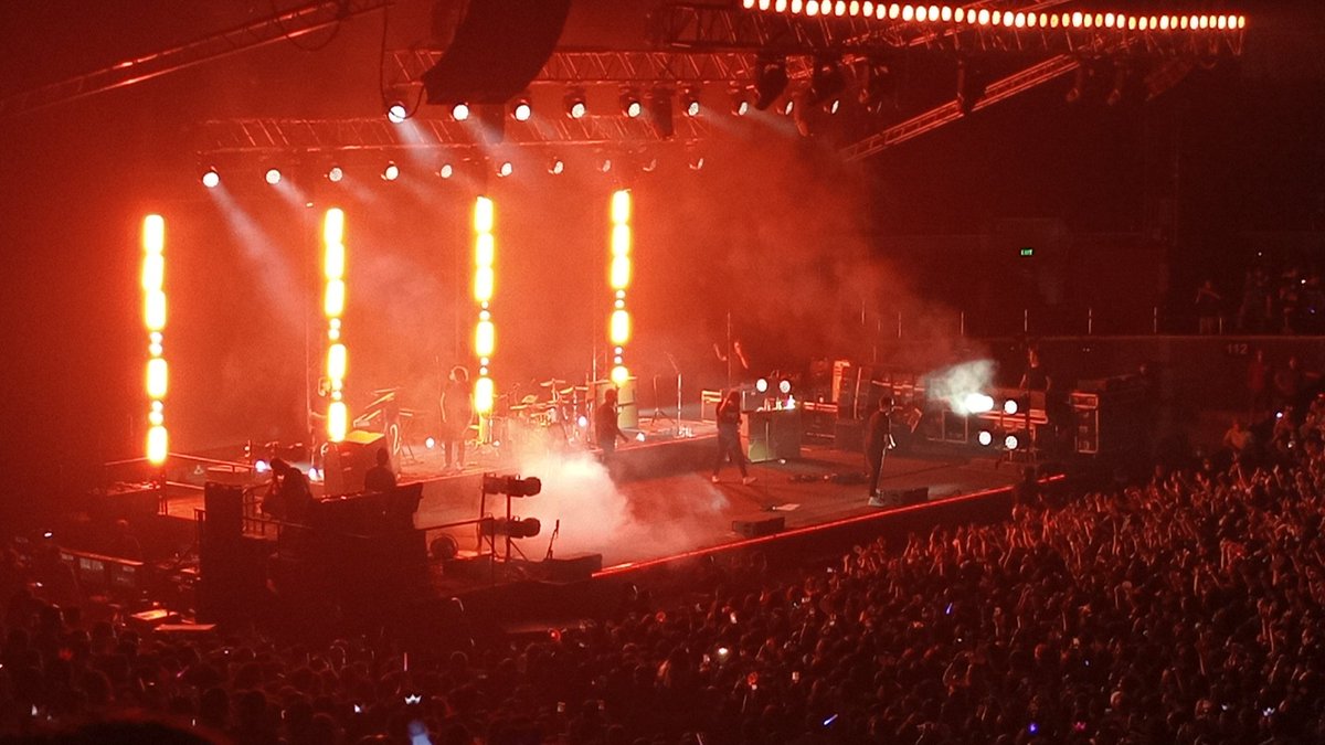 LouisToManila's tweet photo. Different lights in Louis' Concert in Manila! #LTWTManila https://t.co/LMN9kBrxsa