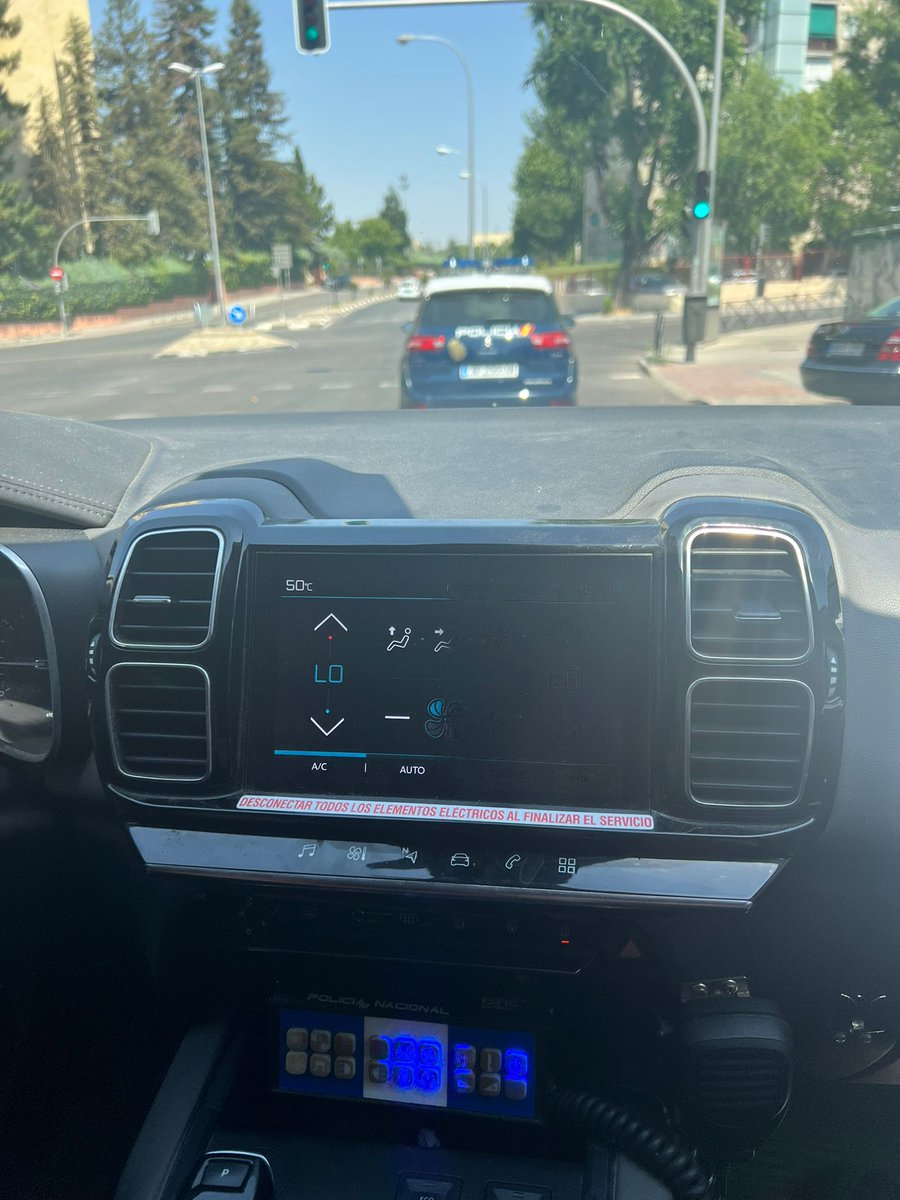 policia's tweet photo. Con 50 grados 🔥 o con frío extremo ❄️

En cualquier momento del día, en cualquier día de la semana 

SIEMPRE nos verás patrullando 🚔y velando por tu SEGURIDAD 

#EstamosPorTi
#LaPoliciaDeTodos https://t.co/Om8rBmUoyY