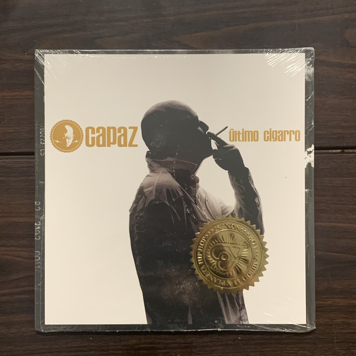 El título ÚLTIMO CIGARRO de <a href="/Capaz_HP/">CAPAZ</a> está a punto de agotarse en esta edición limitada en VINILO DOBLE.

Costo: $1,100 pesos + envío.

Envíos a todo México 🇲🇽 aquí: oniriarecords.com/products/ultim…
