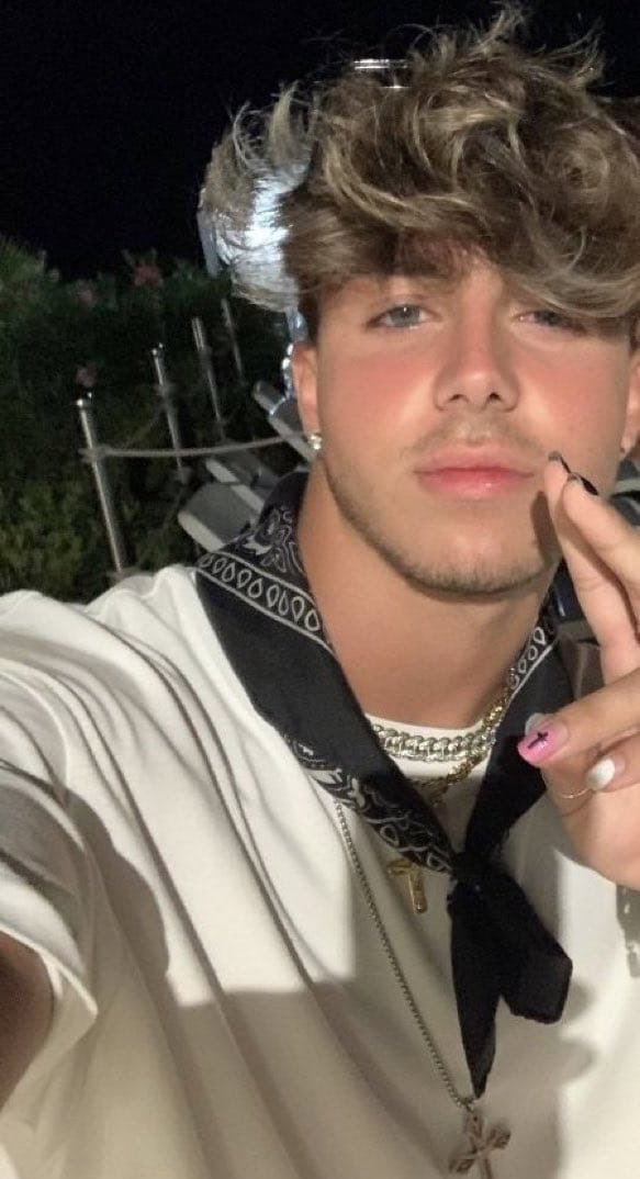 marta__p__'s tweet photo. AMORE MIO ANGELO STUPENDO😭😭 https://t.co/yrXGFl5zq6