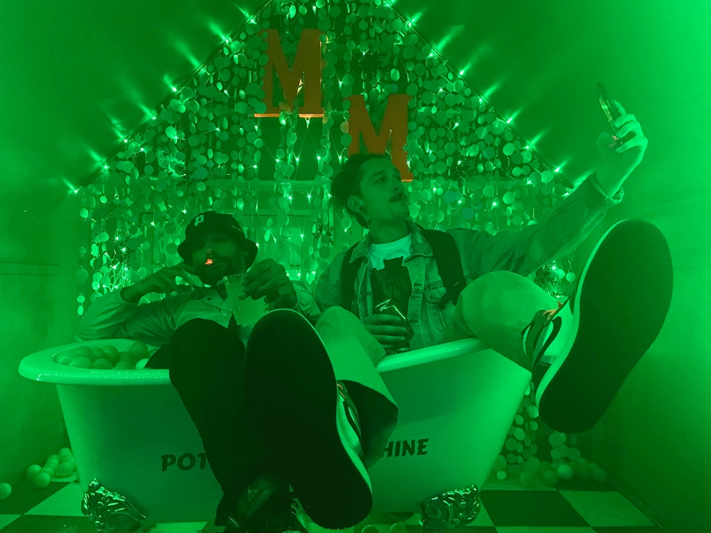 mjmansionco's tweet photo. 🎶Smoking in the boy's room 🎶⁠
⁠
⁠
⁠
⁠
⁠
#mjmansion⁠
#pottubtimemachine⁠
#denvernow⁠
#artexhibit⁠
#cannabiscommunity⁠
#cannabisstyle https://t.co/XRyEbybqbL