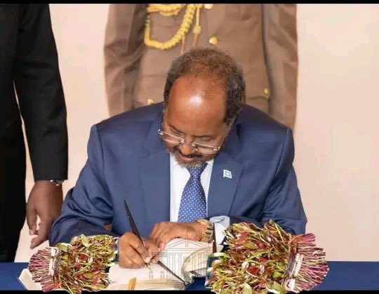 dhuloow's tweet image. Tani waa Musiibo Ibna Aadam iyo MID Qaran wlhi waan murugeys nahay Qaad oo dhan inuu joojiyo maxaa udiiday Nacaskan tan kale Uhuru wuuba sixraa baan filayaa @HassanSMohamud
@CabdalaMubaarak